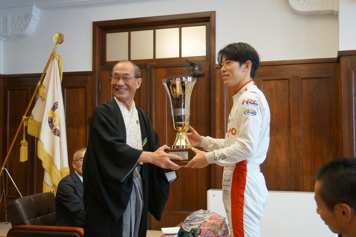 写真：優勝トロフィーを手に記念撮影をする門川市長と太田選手