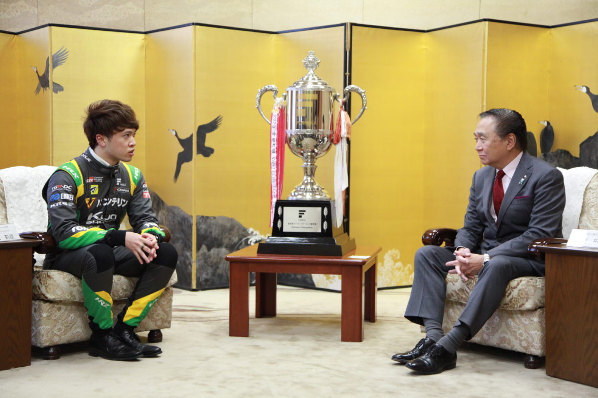 写真：SUPER FORMULAチャンピオントロフィーを前に語る宮田選手と黒岩知事