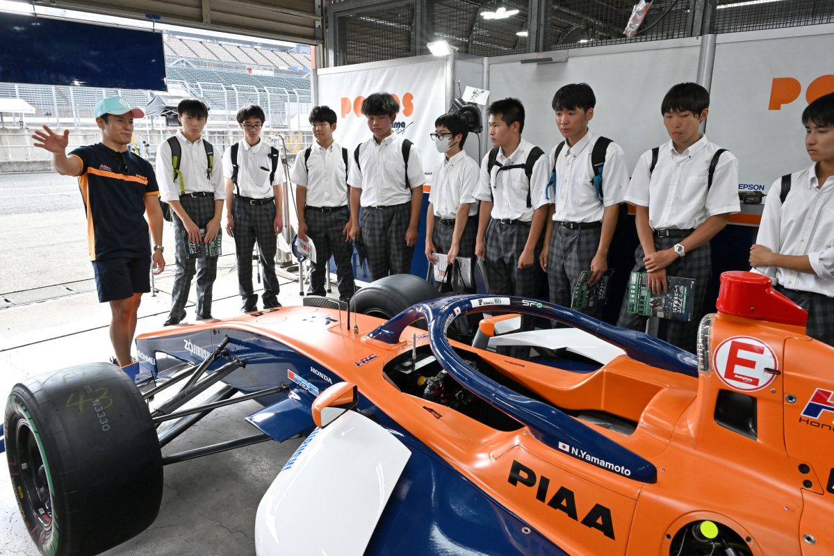 2024 SUPER FORMULA Rd.5へ母校の学生を招待する山本尚貴さん