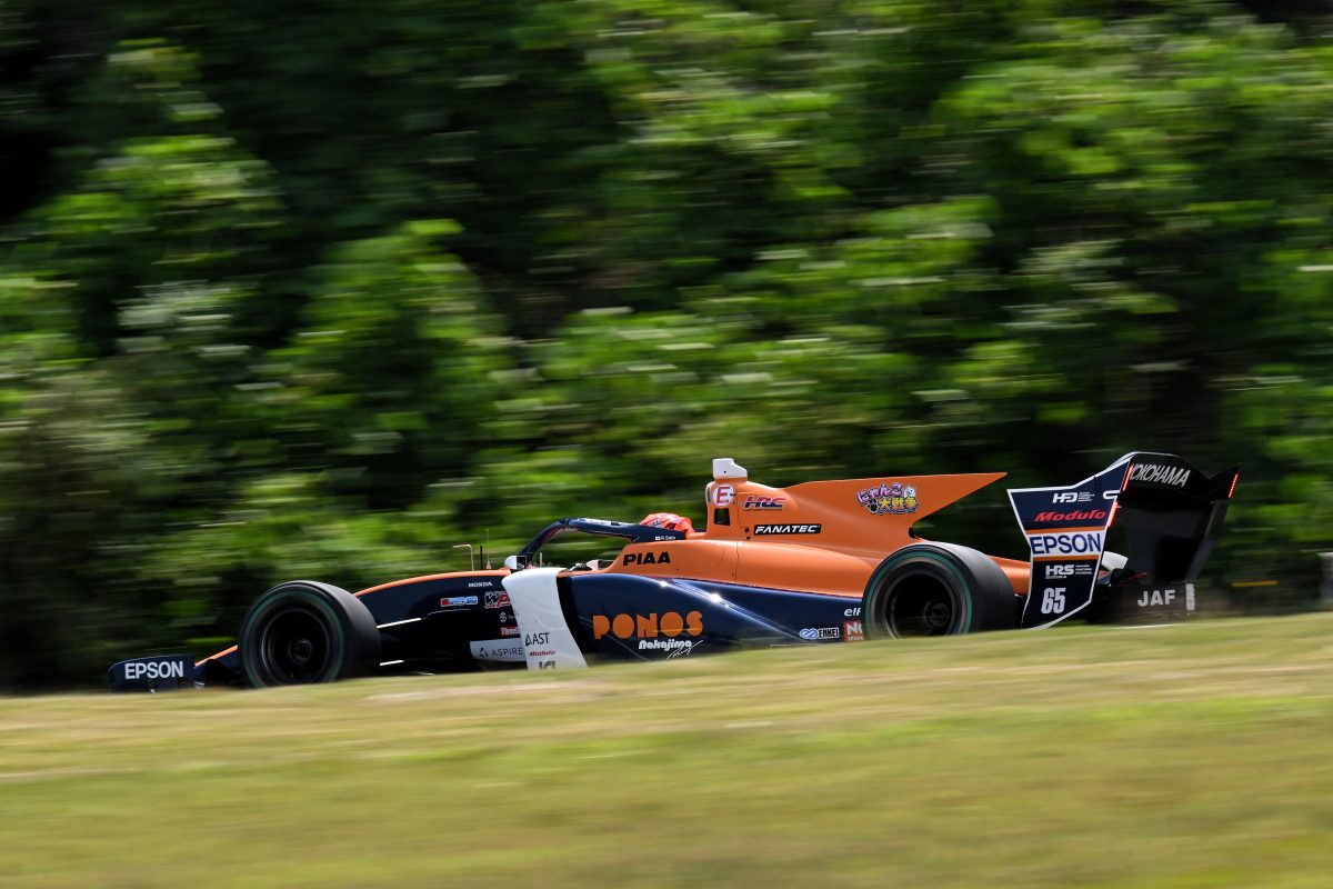 緑の中を駆け抜けるフォーミュラカー（2024 SUPER FORMULA Rd.3東北⼤会