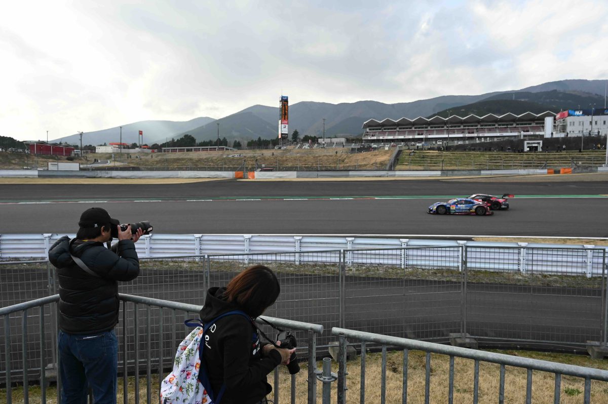 争奪戦必須!SUPER FORMULA初開催の“ADVANコーナー激感スタンド”