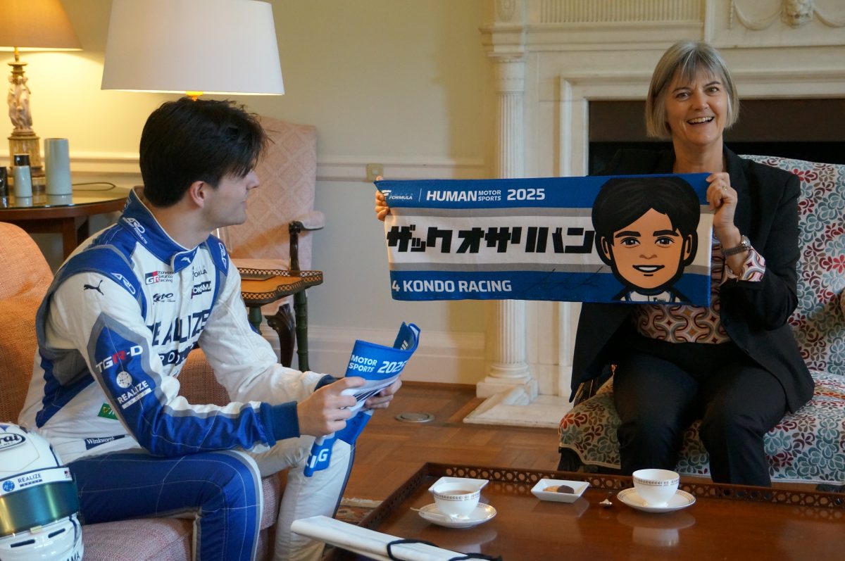 オサリバン選手からのプレゼントを手にするロングボトム大使