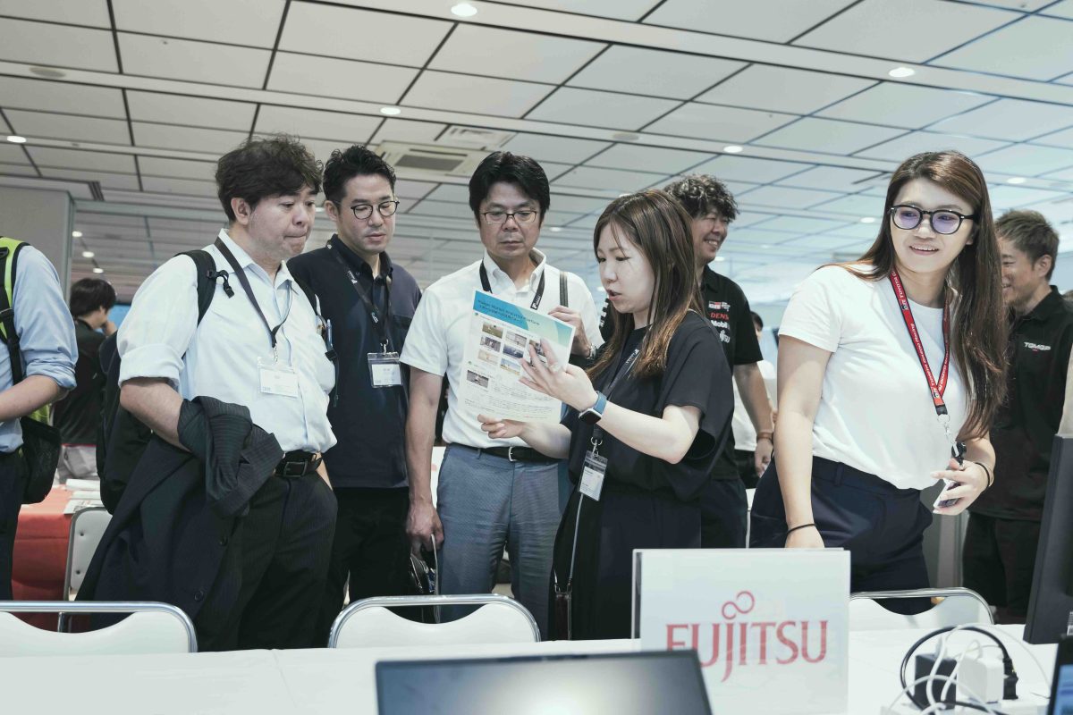 写真：技術交流を行う参加者