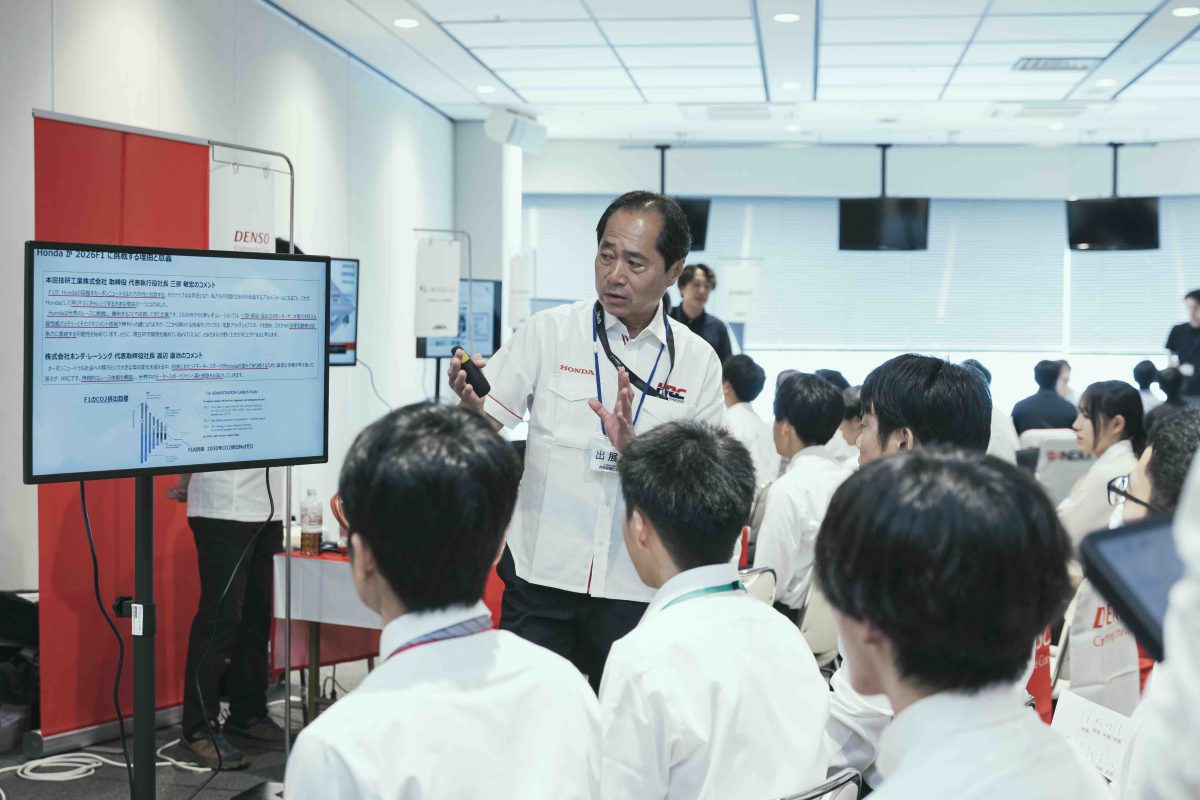 写真：学生に向けて説明を行うHonda／HRC田辺豊治氏