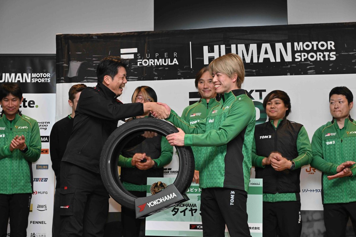 <写真:『IIJ Group SFgo AWARD』初受賞となったピットクルー部⾨の受賞者たち(鈴⿅サーキット)>